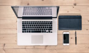 Lesklý nebo matný displej