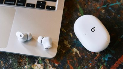 Sluchátka Beats Studio Buds v bílé barvě