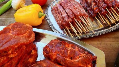 Špízy a maso připravené ke grilování na kontaktním grilu