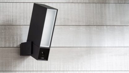 Netatmos Smart Outdoor Camera se silným světlem