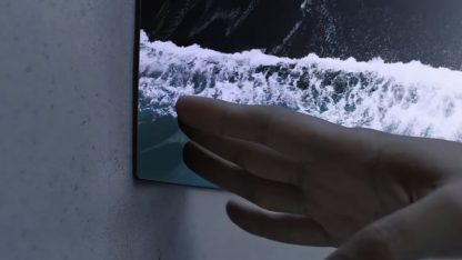 Detail OLED televize na stěně
