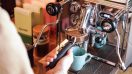 Příprava kávy v pákovém kávovaru