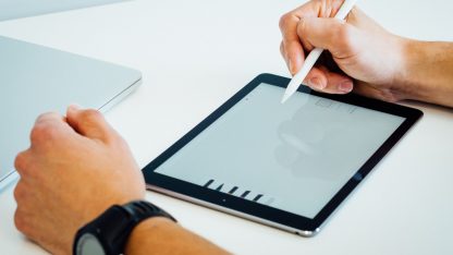 Tablet v kombinaci s dotykovým perem