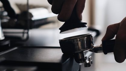 tamper je nepostradatelnou pomuckou kazdeho milovnika kavy