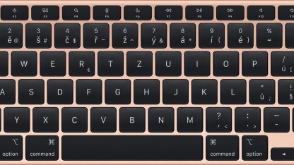 Detail klávesnice na zlatém Macbooku Air