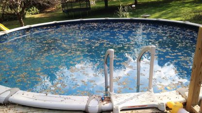 Kruhový bazén zanesený napadaným listím