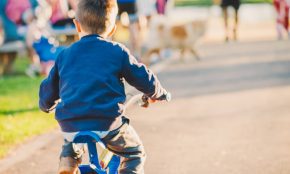Malý kluk jede na dětském kole