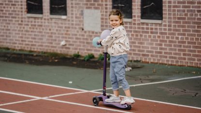 Dítě na elektrokoloběžce