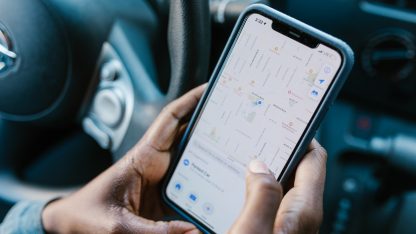 GPS navigace na telefonu iPhone v autě