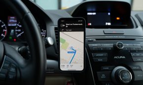 iPhone GPS navigace v autě