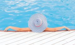 Žena se chladí ve vodě