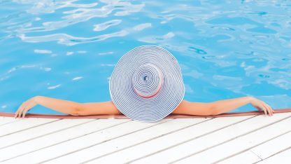 Žena se chladí ve vodě