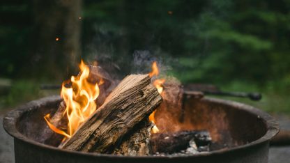 Hořící dřevo v přenosném ohništi