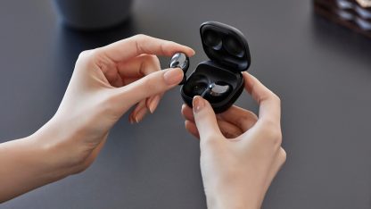 11_galaxybudspro_handson_black