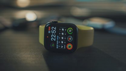 Chytré hodinky Apple Watch na stole