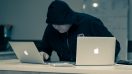 hacker a dva macbooky