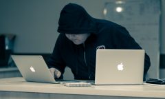 hacker a dva macbooky