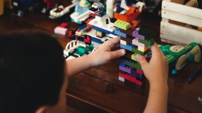 Chlapec se stavebnicí Lego