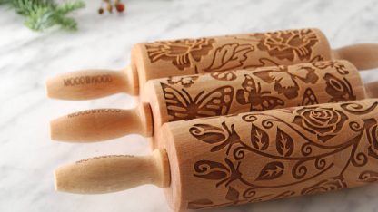 embosovany-valecek-na-testo