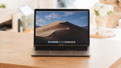 MacBook Air na stole