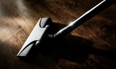 Vysavač na dřevěné podlaze