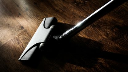 Vysavač na dřevěné podlaze