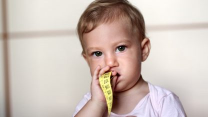 Dítě s krejčovským metrem