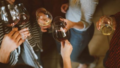 Skupina žen se sklenkami vína