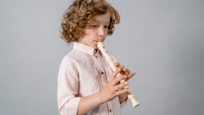 Chlapec hraje na zobcovou flétnu