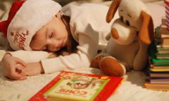 dite-s-vanocnim-darkem