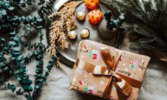 Dárek pod vánočním stromkem