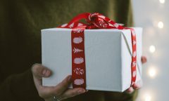 Vánoční dárek v ruce ženy