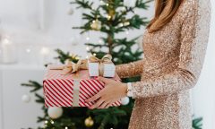 Žena s vánočními dárky