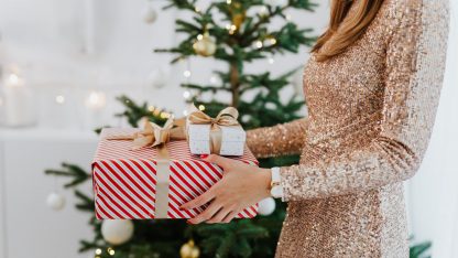 Žena s vánočními dárky