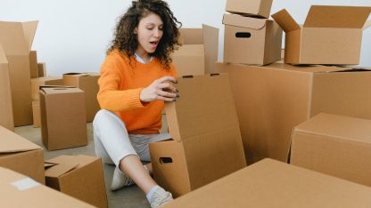 Žena rozbaluje objednané zboží