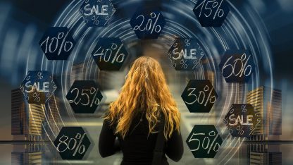 Žena uprostřed záplavy slev