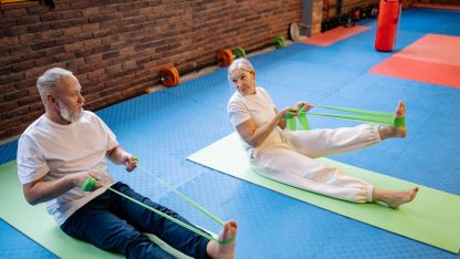 Starší pár při cvičení