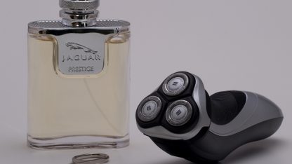 elektricky-holici-strojek-a-voda-po-holeni