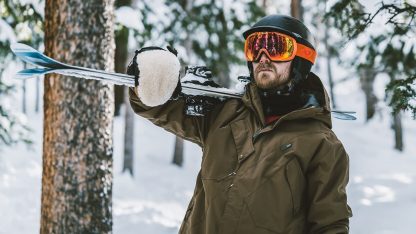 Muž s lyžařskou helmou a brýlemi