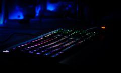 podsvícená klávesnice