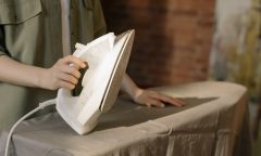 Žena při žehlení