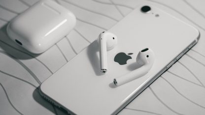 iPhone SE (2020) a AirPods