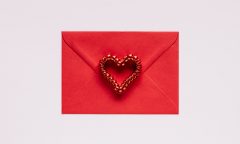 Červená obálka se srdíčkem