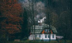 Kouř z komínu domu