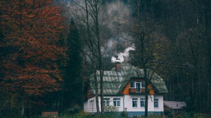 Kouř z komínu domu