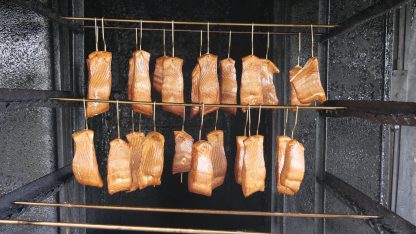 Suroviny zavěšené na háčcích