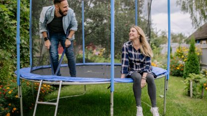 Pár na trampolíně