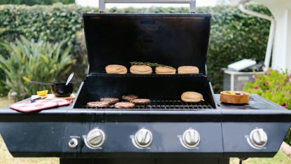 Plynové grily přichází spíše ve větších zahradních provedeních.