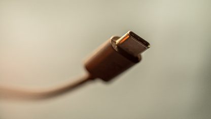 Unsplash: Kabel s USB-C konektorem