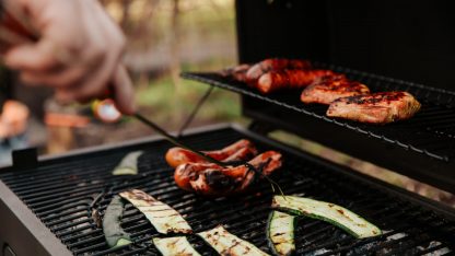 Maso a zelenina na roštu grilu